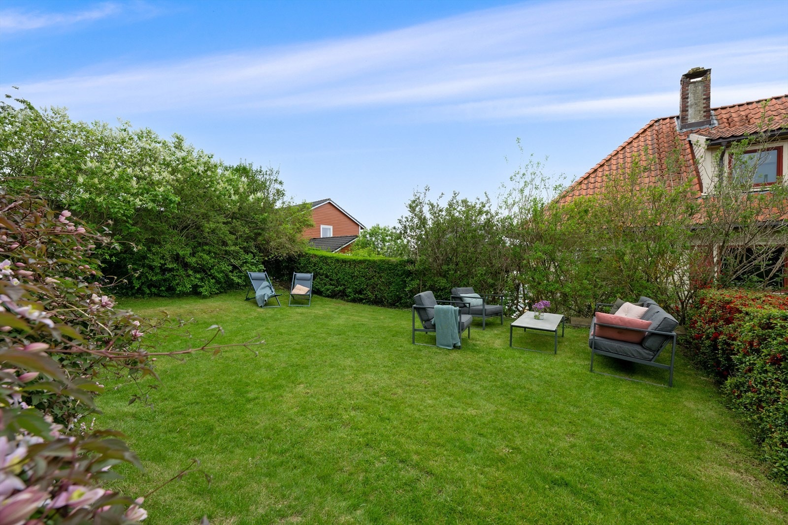 Her er det gode muligheter for både lek, aktivitet og avslapning, med god plass til trampoline, utemøbler og sosiale samlinger. Galleribilde