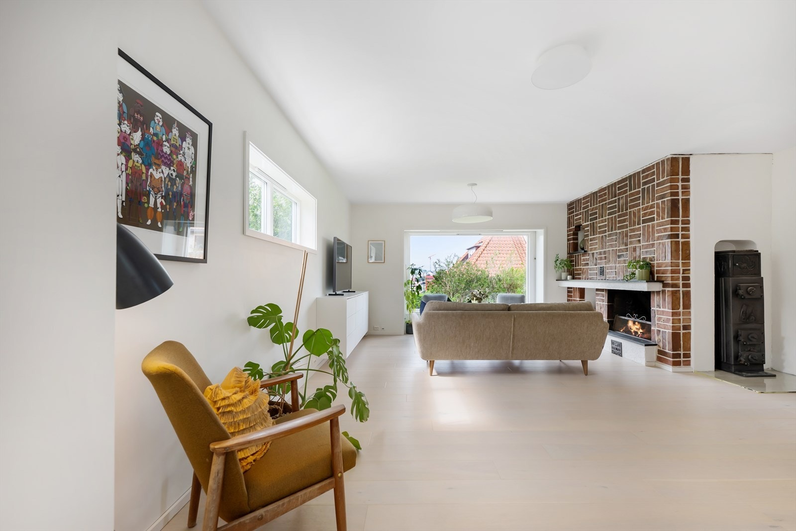 Stuen har en åpen og luftig planløsning med plass til flere sittegrupper. Galleribilde