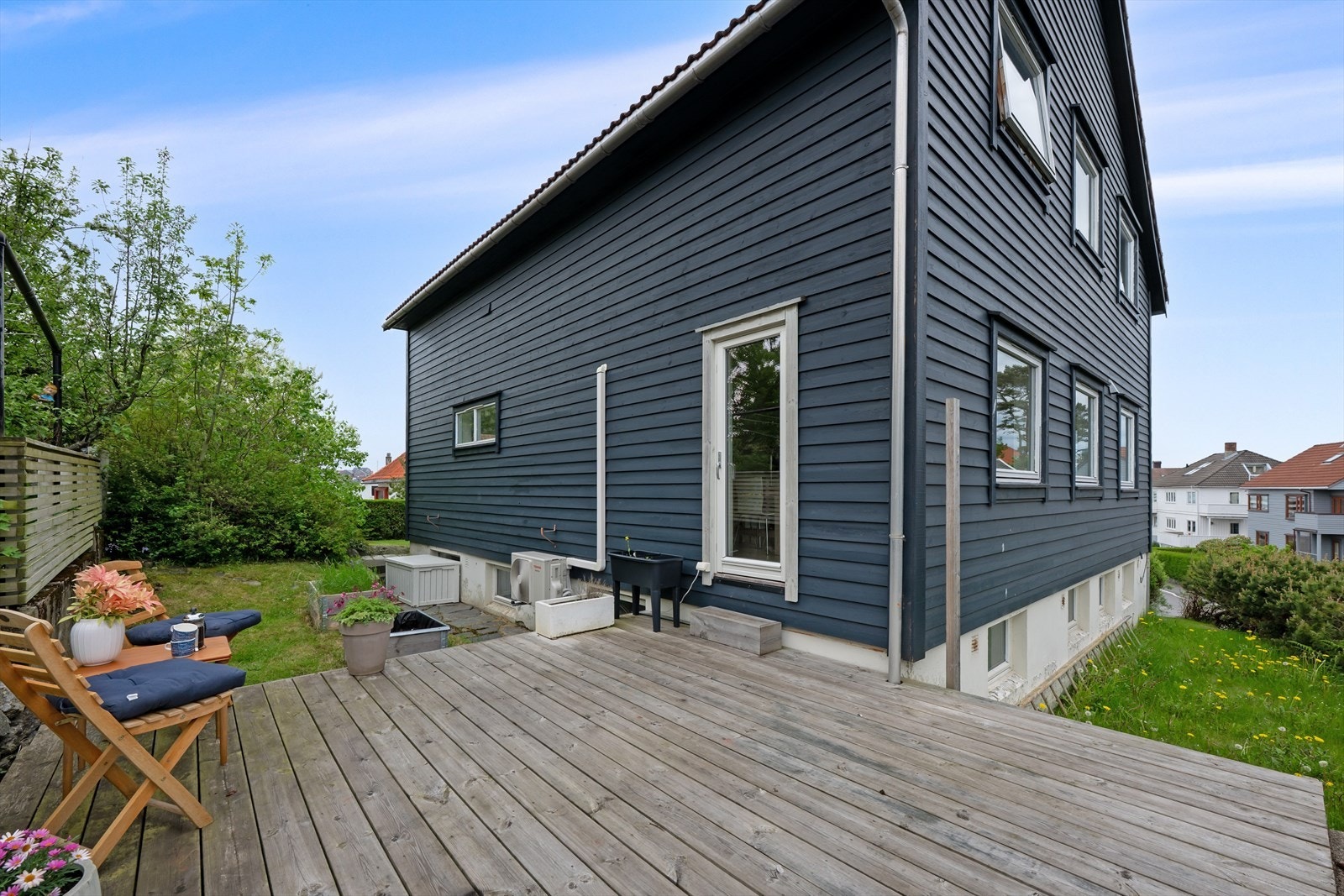 Uteplassene gir flere soner for avslapning og sosiale sammenkomster. Galleribilde