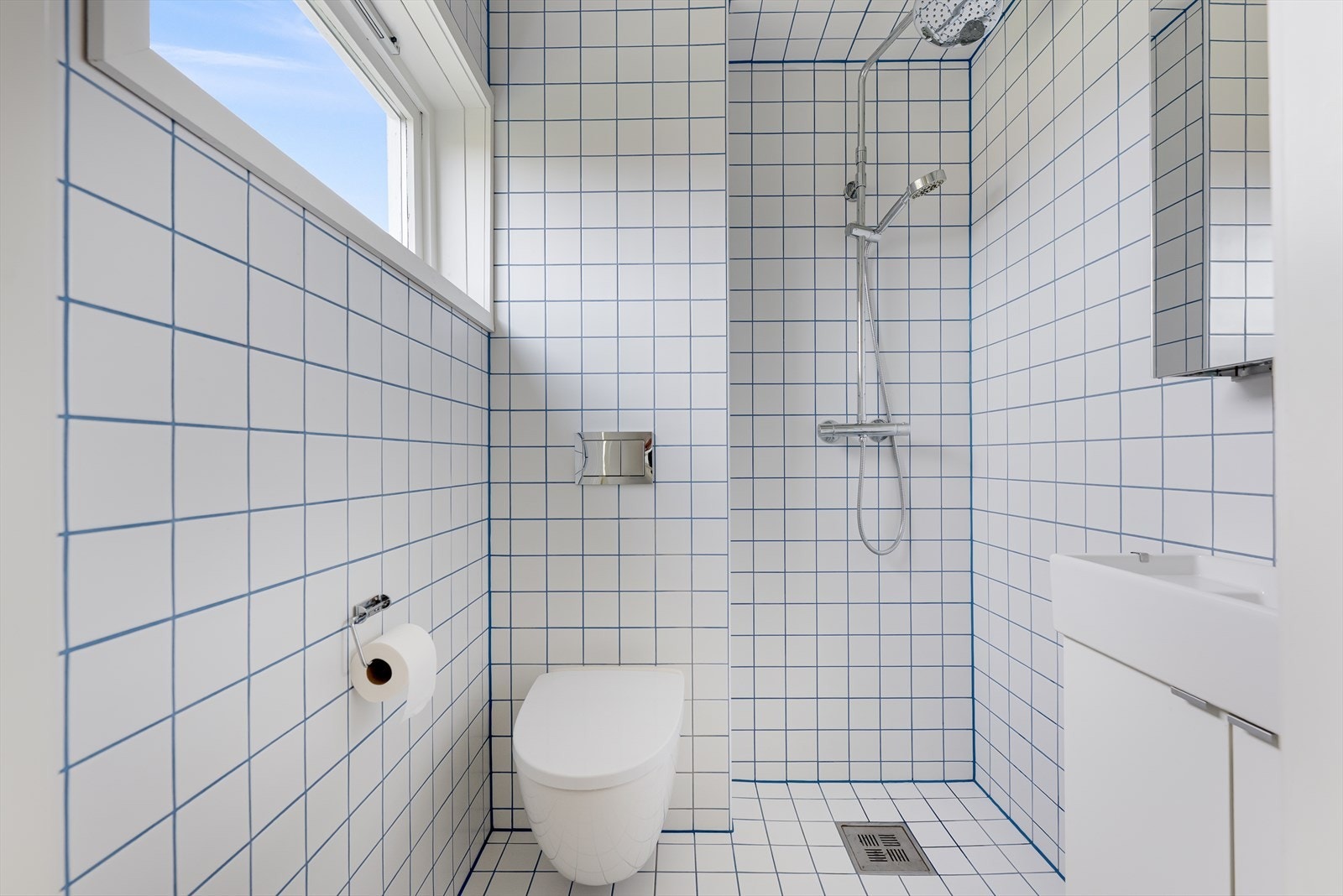 Badet inneholder servant med underskap, speil, dusjnisje og vegghengt toalett. Det mangler lekkasjesikring i tilknytning til den innebygde sisternen. Galleribilde