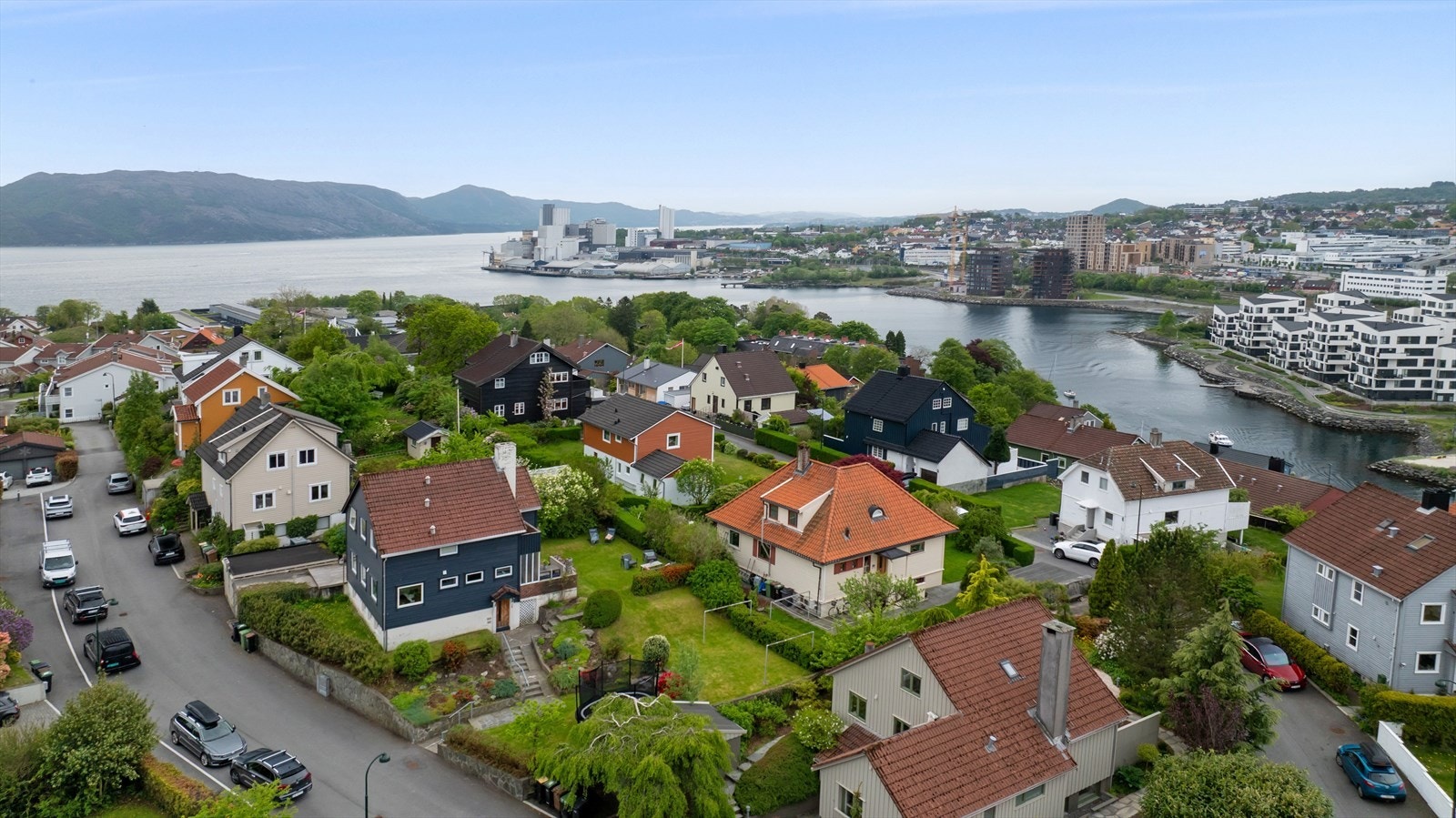 Dalaneveien 39 er en smakfullt oppusset enebolig beliggende på en romslig eiertomt i et ettertraktet og barnevennlig område på Godalen/Varden. Galleribilde