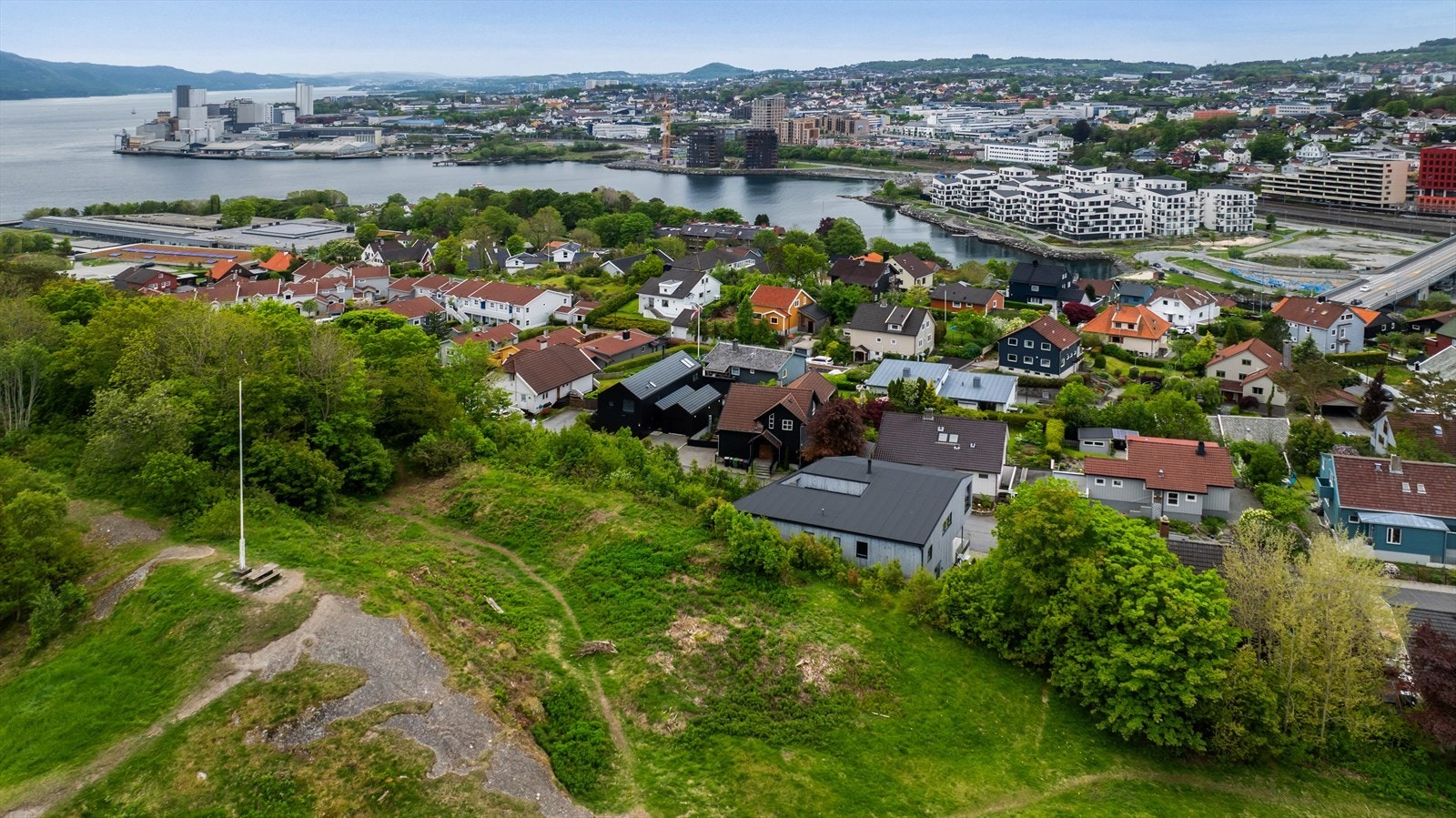 Fra Varden har man panoramautsikt over byen og fjorden. Galleribilde