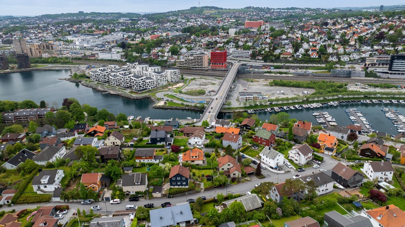 Luftig og åpent med utsikt mot fjorden. Galleribilde