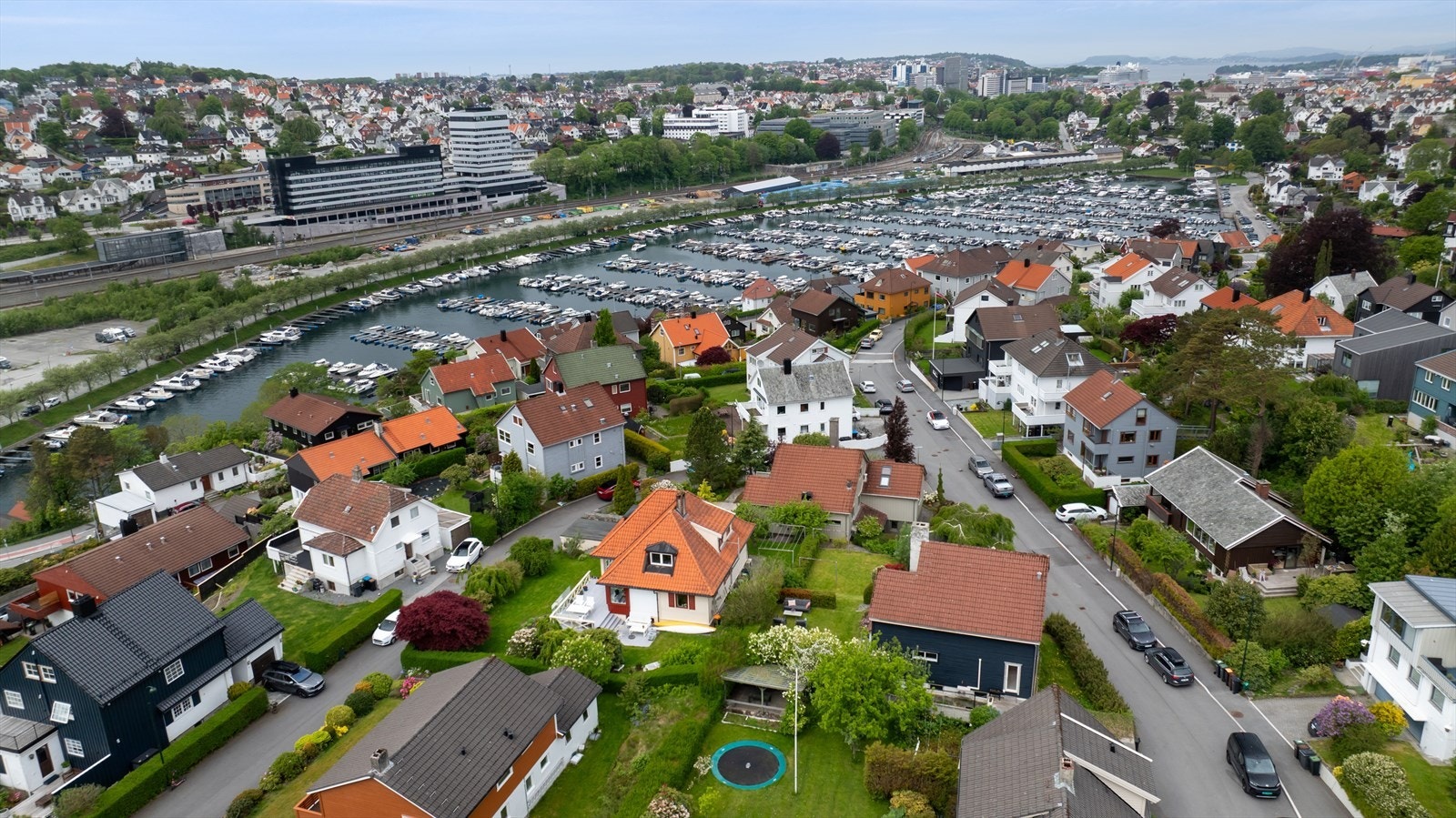 Her bor du med umiddelbar nærhet til flotte turområder i Godalen, samtidig som det er kort vei til sentrum. Galleribilde