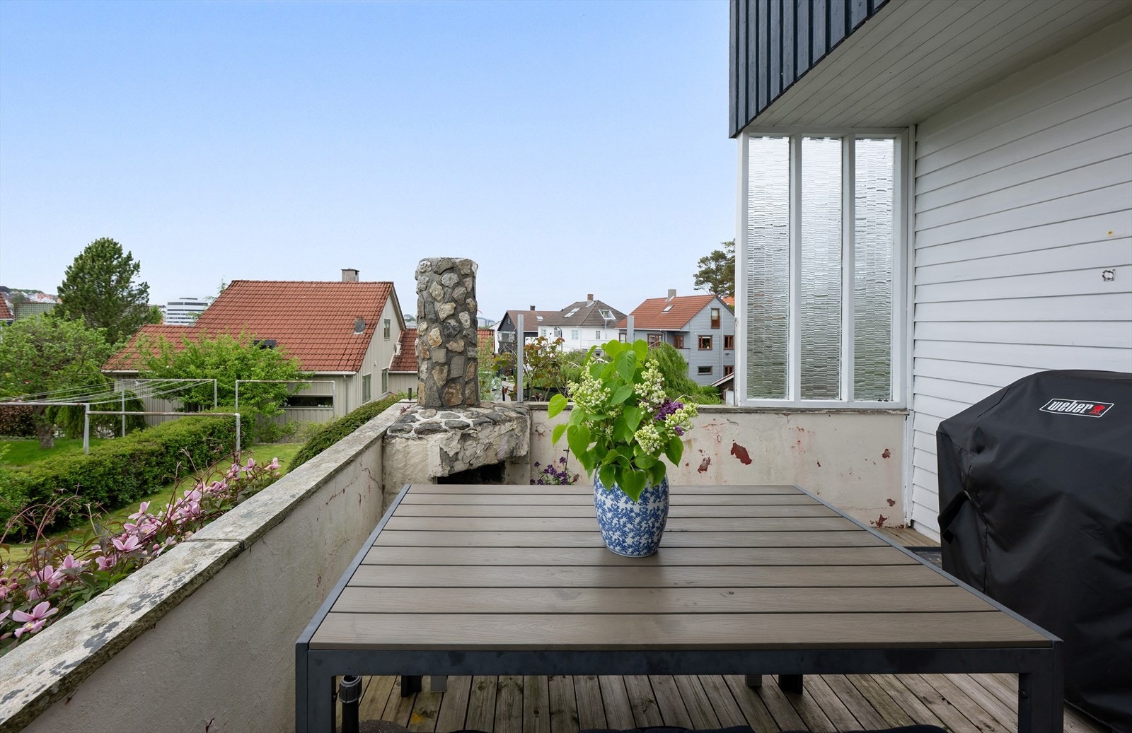 En av eiendommens to terrasser, med plass til sittegruppe. Galleribilde