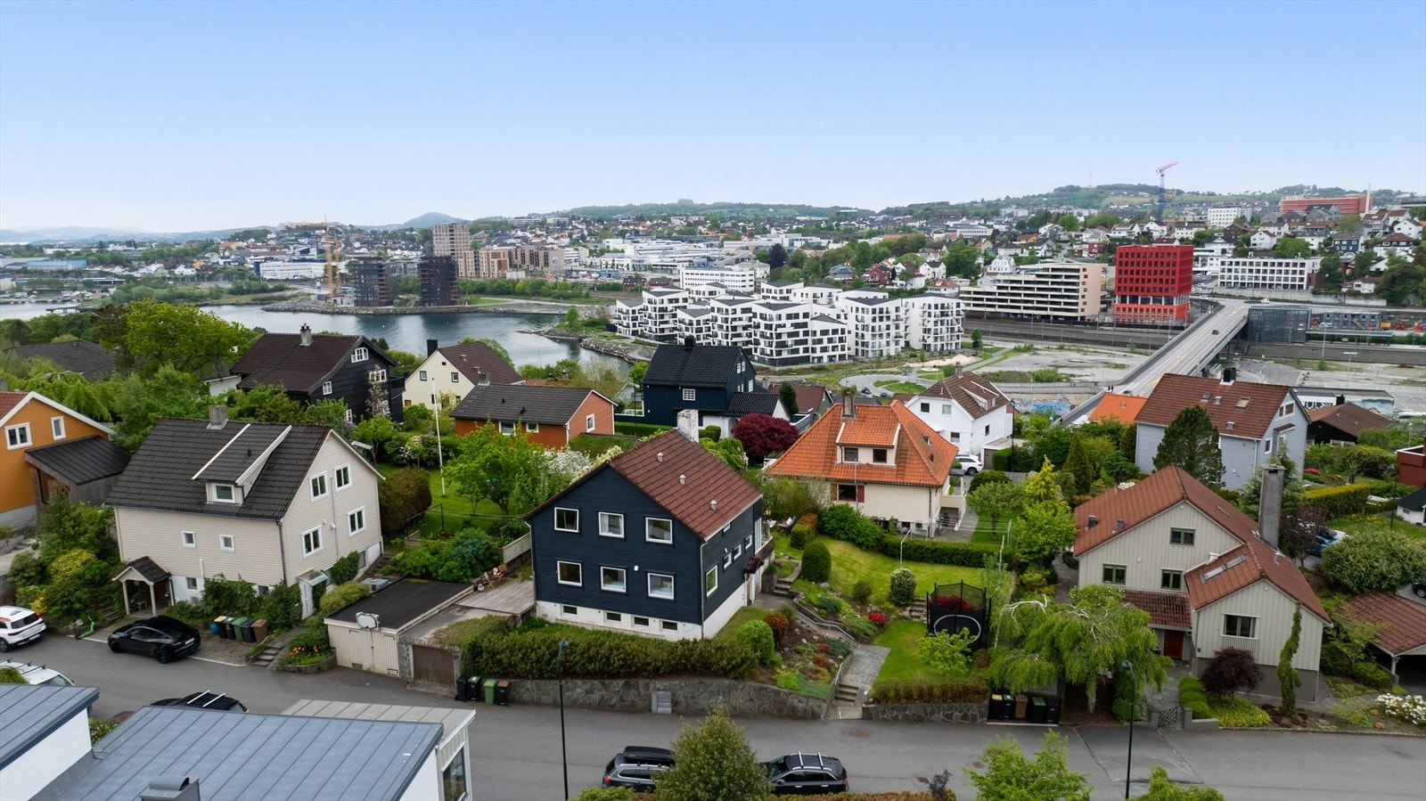 Beliggenheten i Godalen/Varden er ettertraktet, med nærhet til både sjø og sentrum. Galleribilde