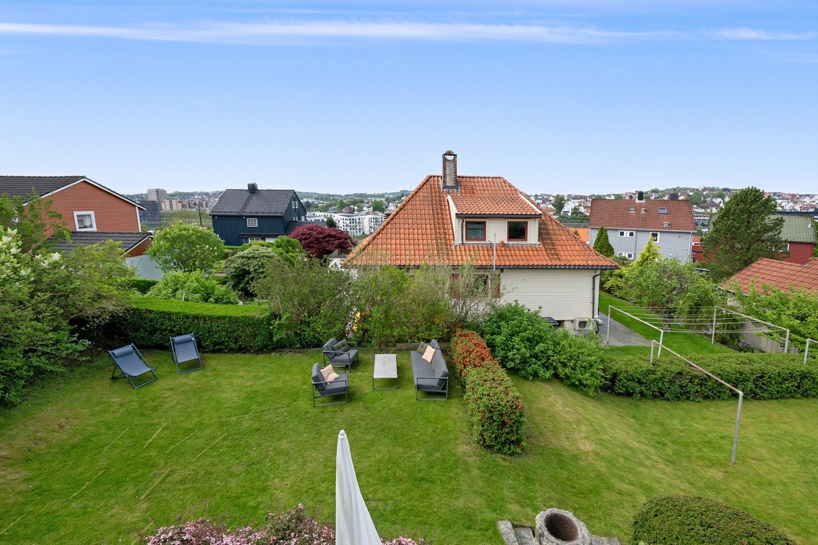 Stor, opparbeidet hage med plen og beplantning. Galleribilde