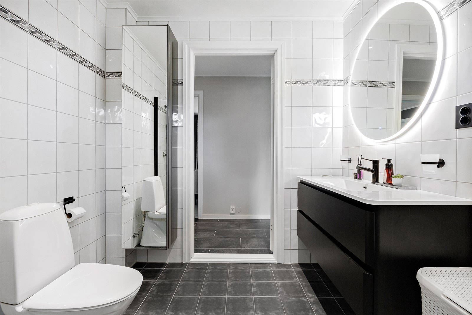 Ekstra skap med speildør. Badet er oppgradert i senere tid med nyere innredning og sorte detaljer for et moderne preg. Galleribilde