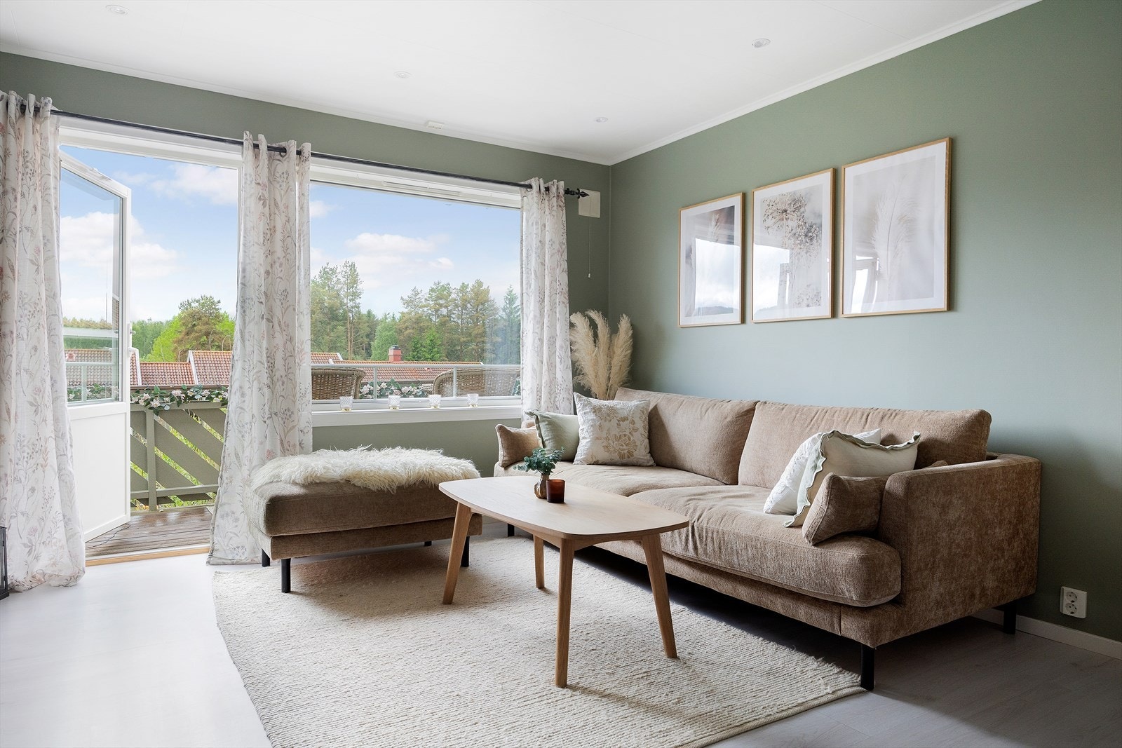 Leiligheten er malt i moderne farger og har lyst, pent gulv. Nedsenket tak med downlights. Galleribilde