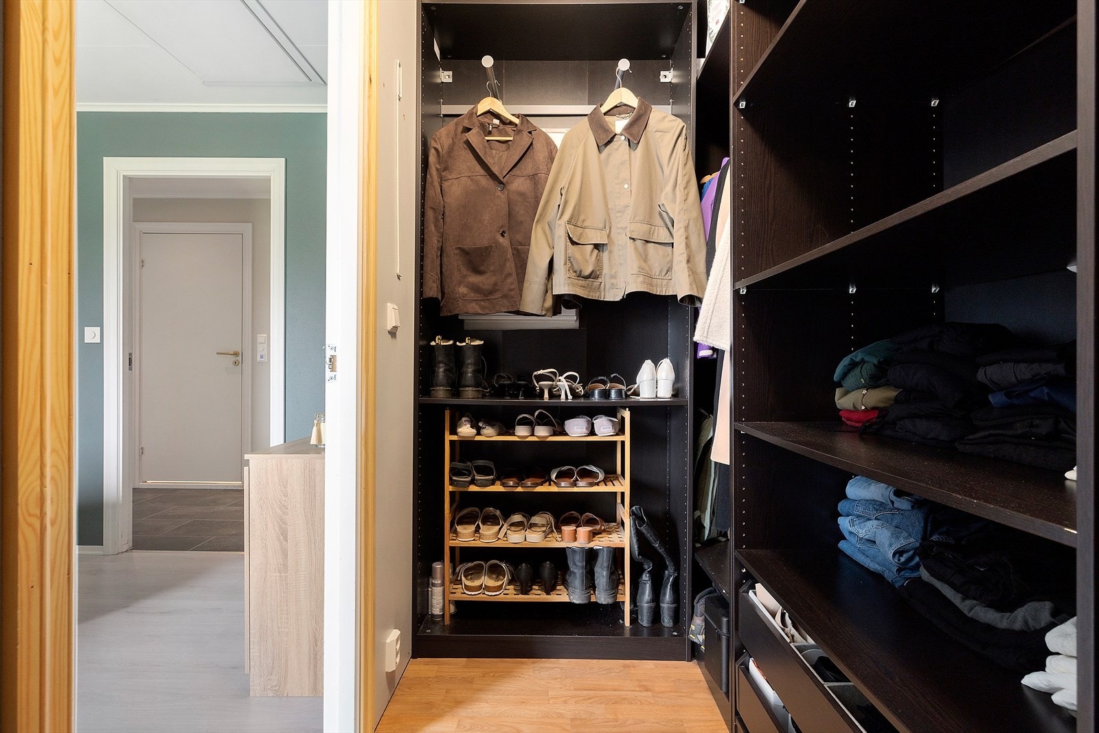 Boden er innredet som walk-in-closet Galleribilde