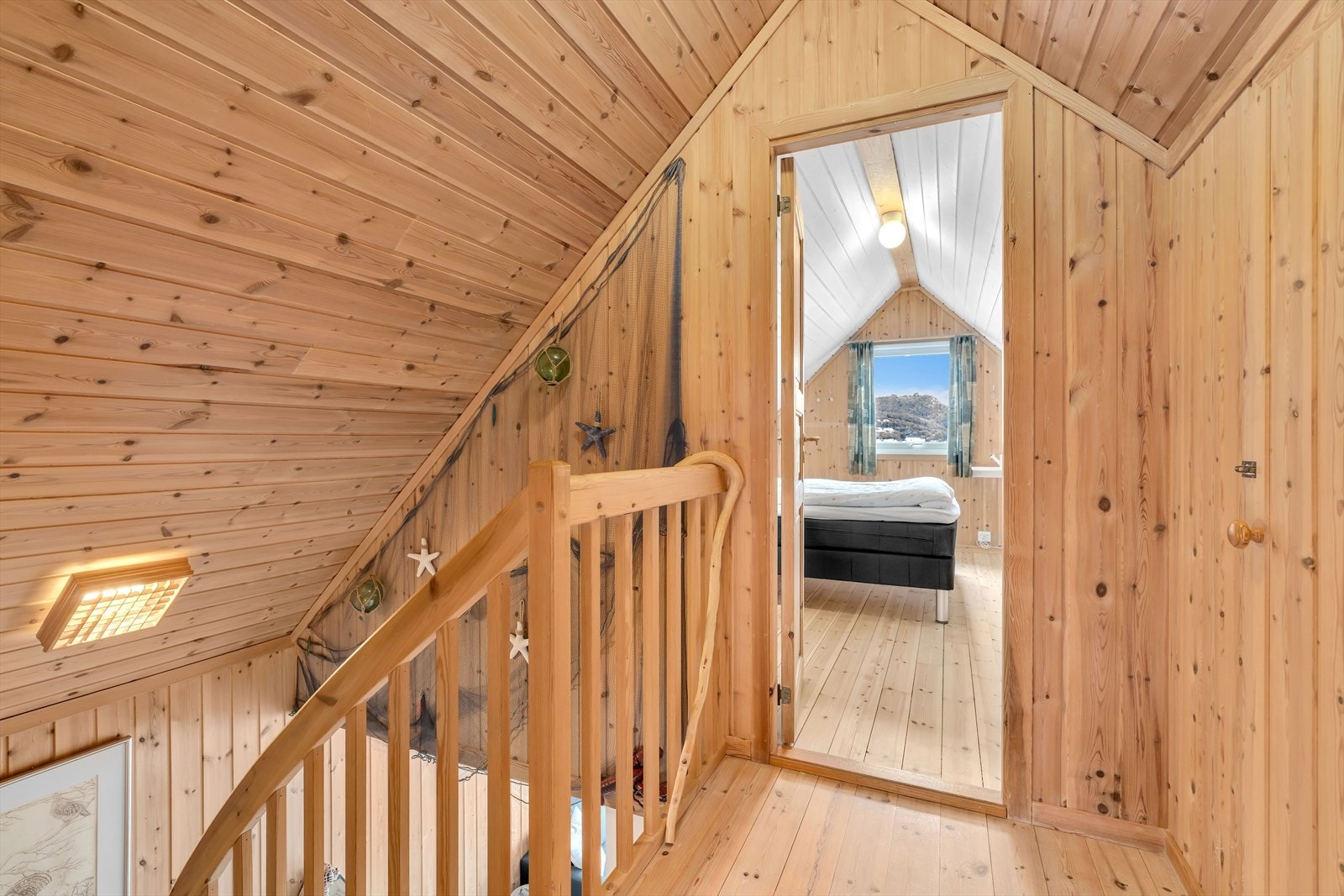 I andre etasje er det gjennomgående tregulv og trepanel på vegger og i himling. Galleribilde