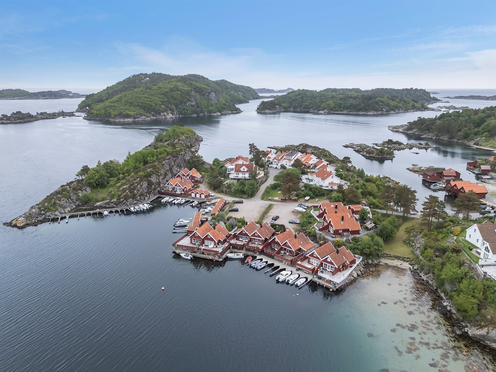 Eiendommen ligger idyllisk til i den sørlandske skjærgården. Galleribilde