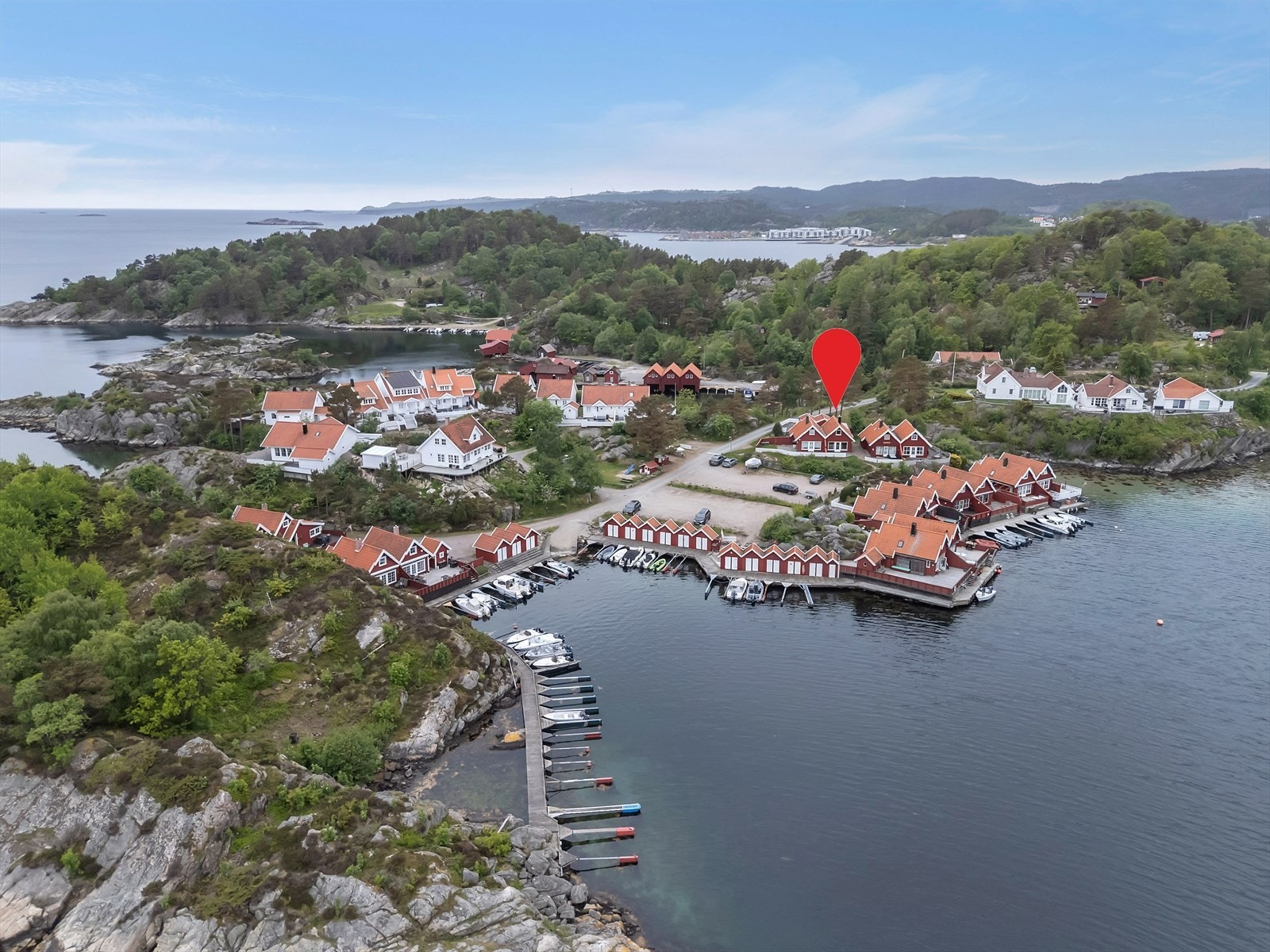 Eiendommen er markert med rød pin på kartet. Galleribilde