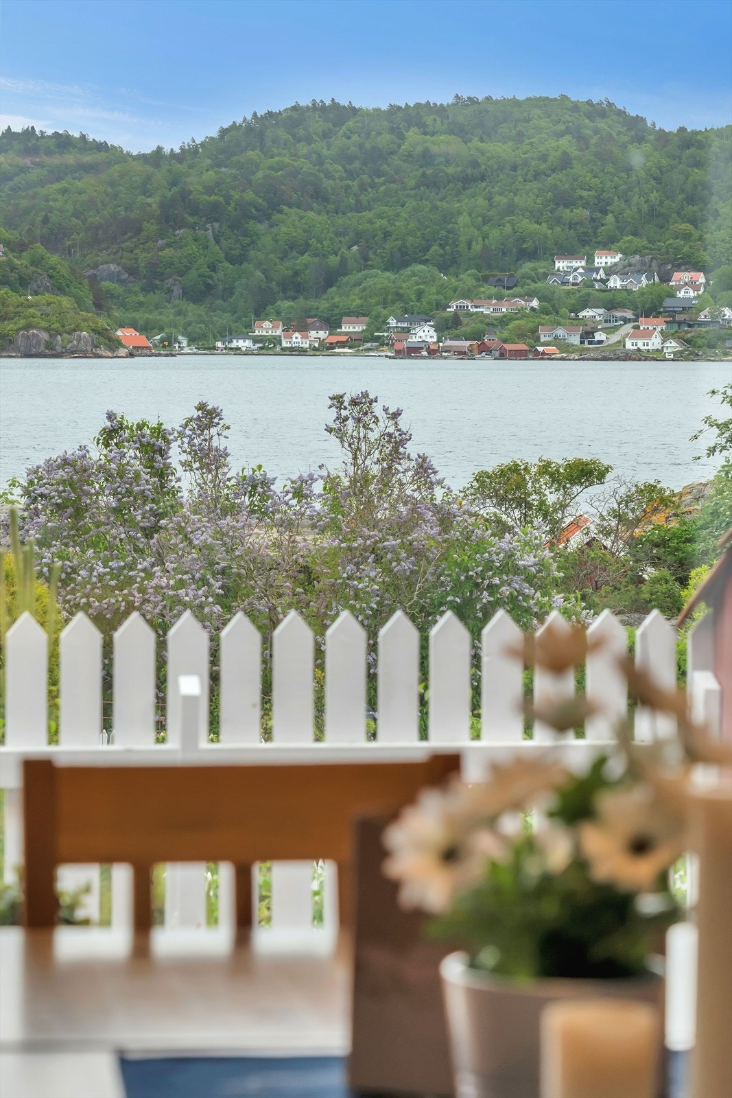 Utsikten fra stuen gir en levende kontakt med skjærgården. Galleribilde