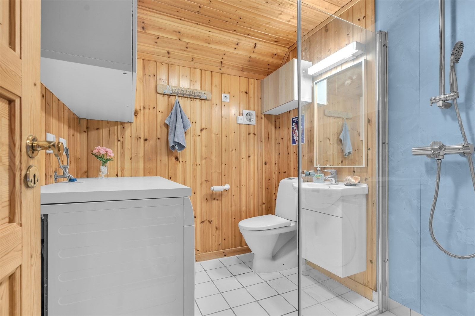 Badet har mekanisk avtrekk og er praktisk innredet med både dusj og plass til vaskemaskin. Galleribilde