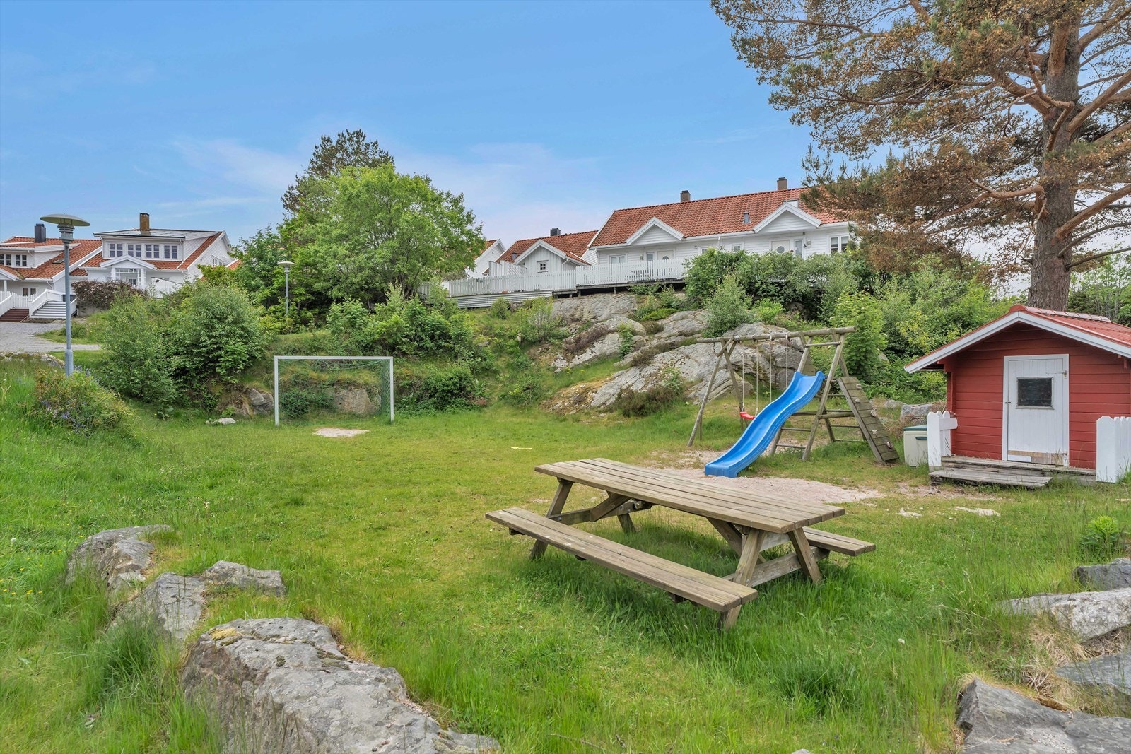Fellesareal med lekeplass og plass for ballspill. Galleribilde