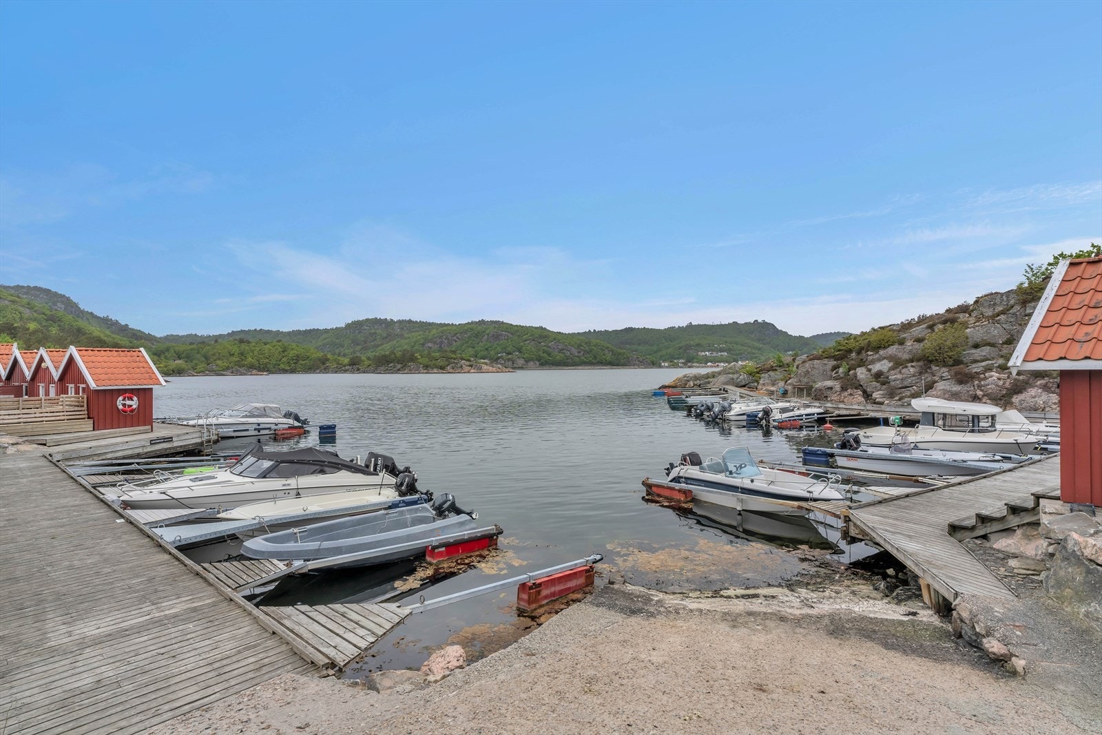Eiendommen inkluderer egen båtplass og to parkeringsplasser, kun 28 meter fra sjøen. Galleribilde