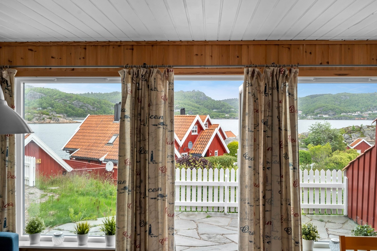 Fra stuen har man utsikt over det maritime miljøet i nærområdet. Galleribilde