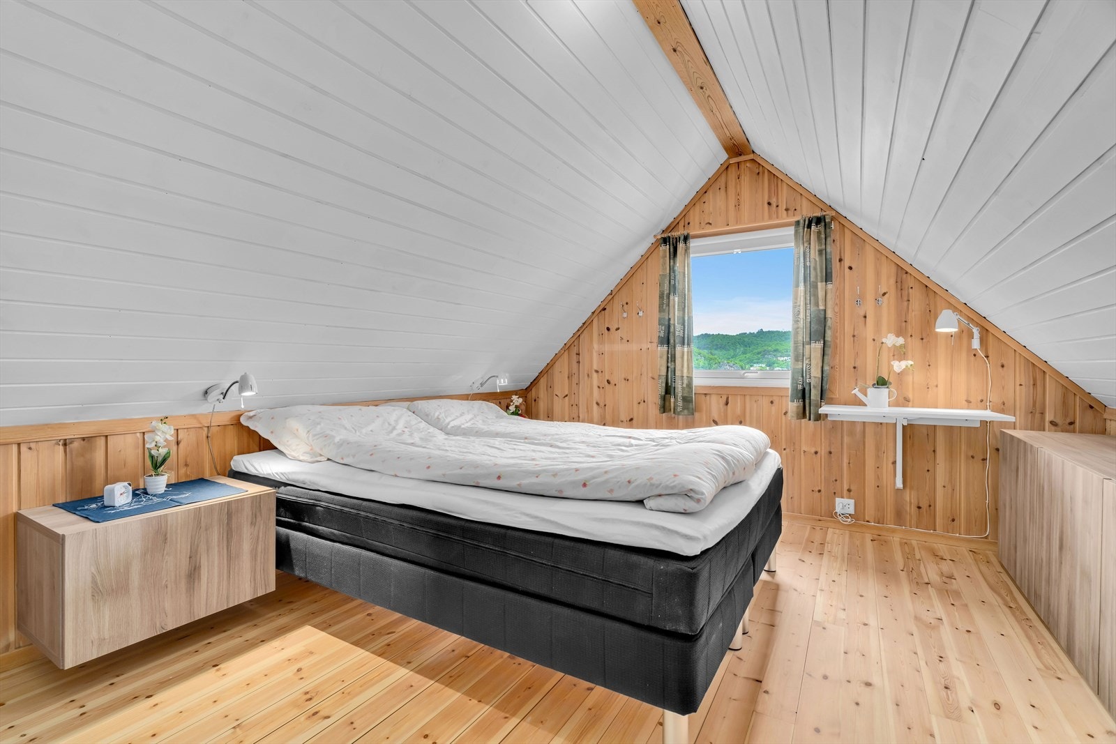 Soverom med plass til dobbeltseng og med tregulv. Galleribilde