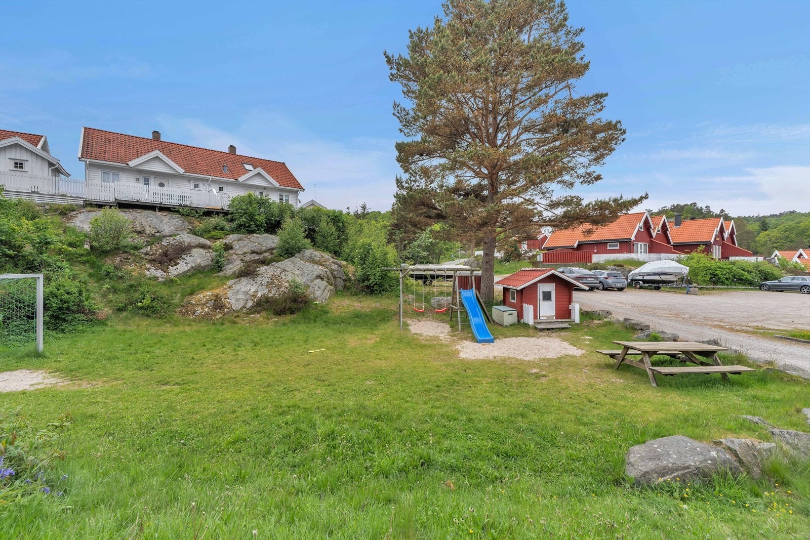 Felles område har fine utearealer for både store og små. Galleribilde