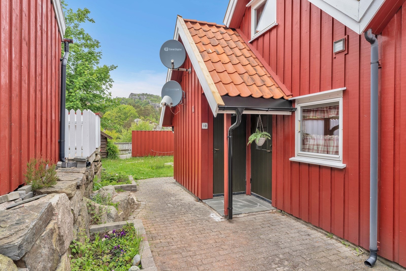 Eiendommen har to utvendige boder for god lagringsplass. Galleribilde