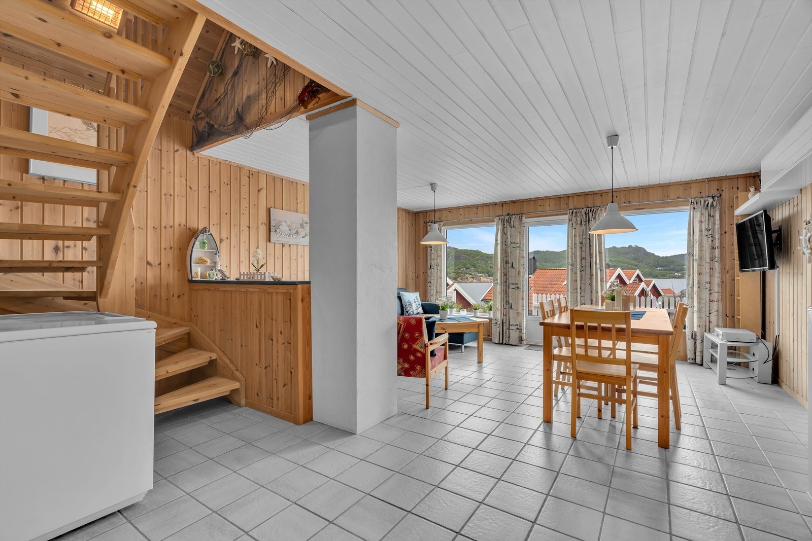 Innvendig trapp i tre leder fra stuen opp til andre etasje. Galleribilde