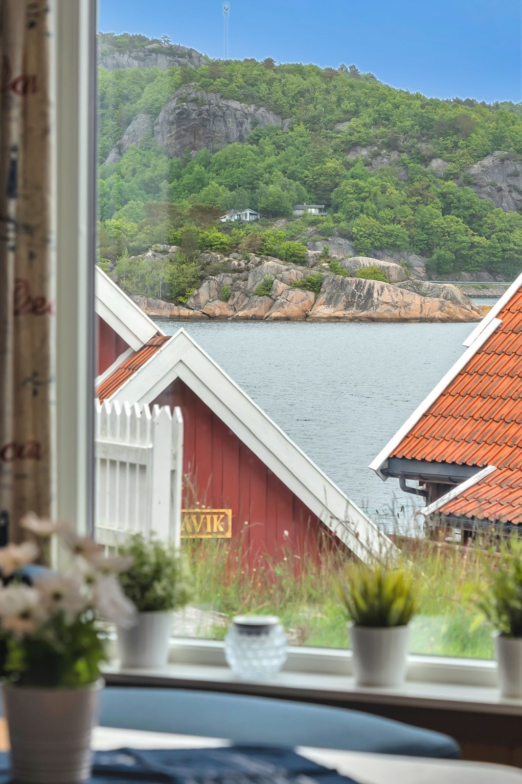 Nærheten til sjøen er en sentral kvalitet ved eiendommen. Galleribilde