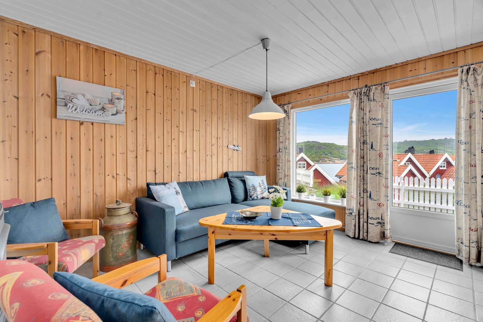 Stuen har god plass til en romslig sofagruppe. Galleribilde