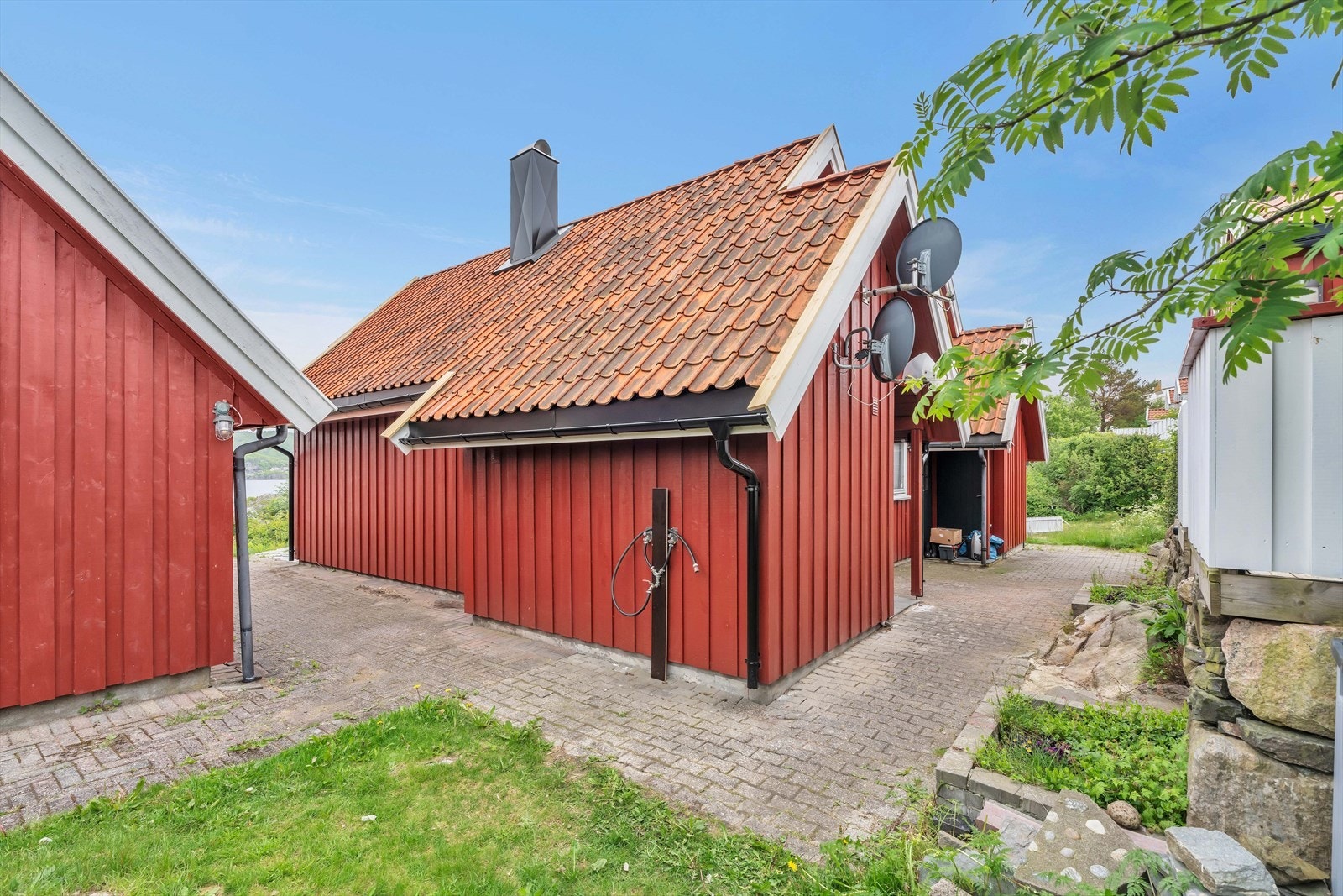Fritidsboligen har stående kledning og saltak tekket med tegl takstein. Taket ble skiftet i 2026. Galleribilde
