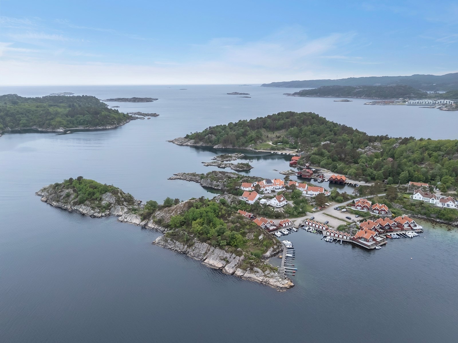 Området byr på flotte tur- og rekreasjonsmuligheter, både på land og til vanns. Galleribilde