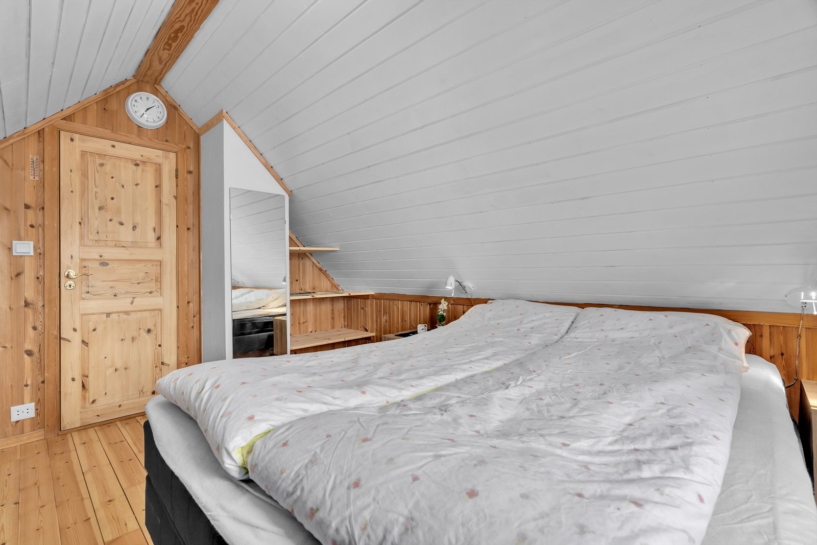 Det ene av to soverom i andre etasje. Etasjen har skråtak med takhøyde opptil 2,31 meter. Galleribilde