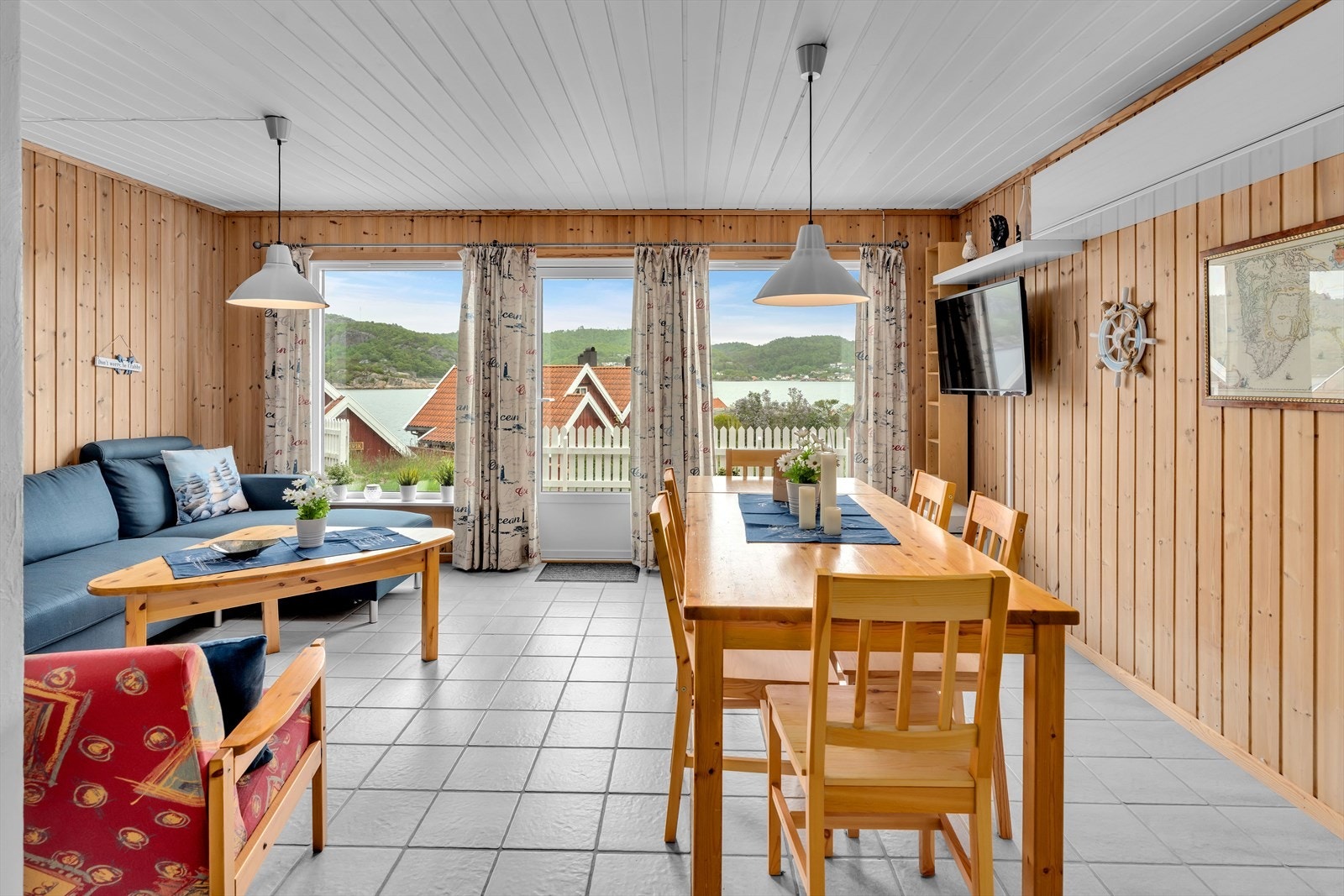 Stuen og spisestuen er et sosialt og åpent rom med trepanel på veggene. Galleribilde