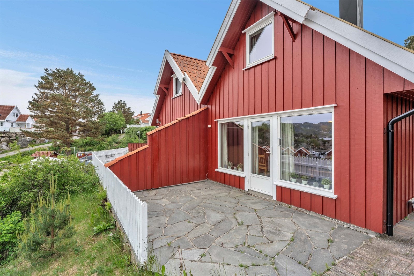Sørvendt terrasse på 16 m² belagt med skifer, med utgang fra stuen. Galleribilde