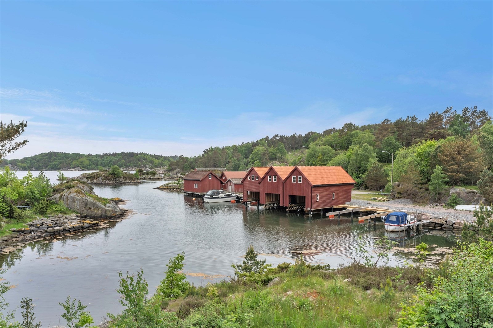 Det maritime miljøet preger området, med naust og båtliv. Galleribilde