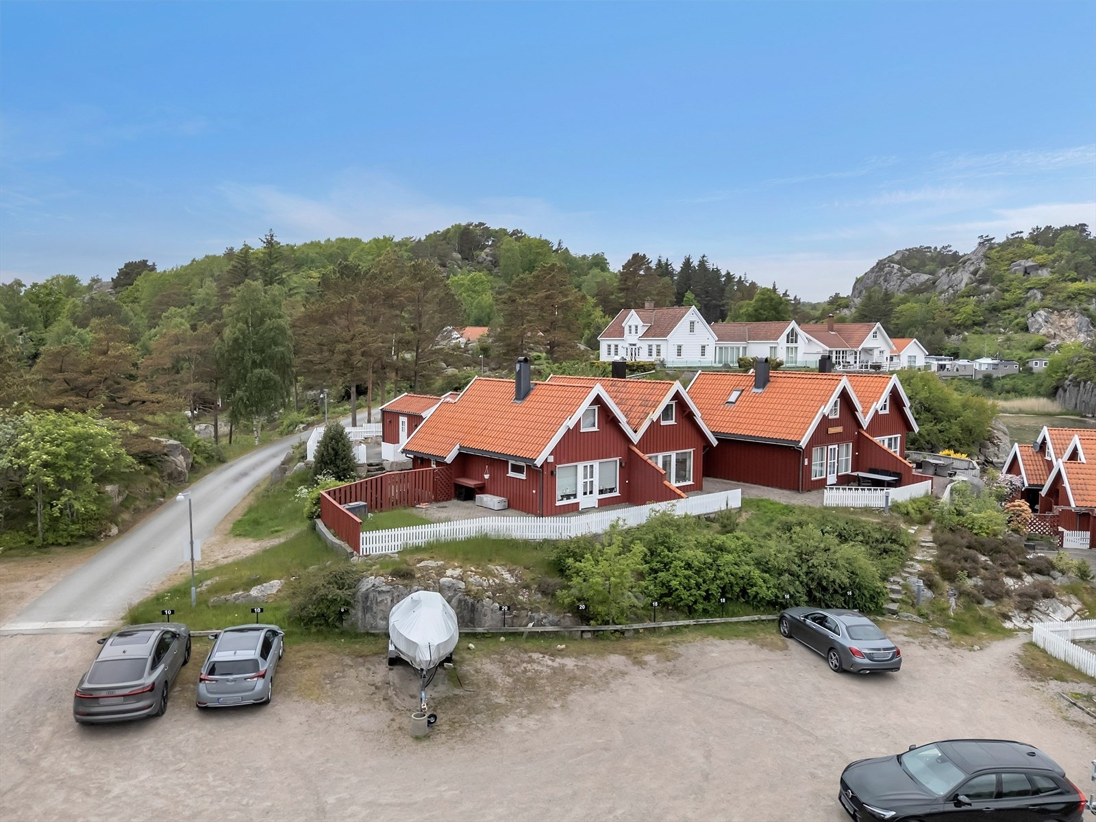Eiendommen har to tilhørende parkeringsplasser. Galleribilde