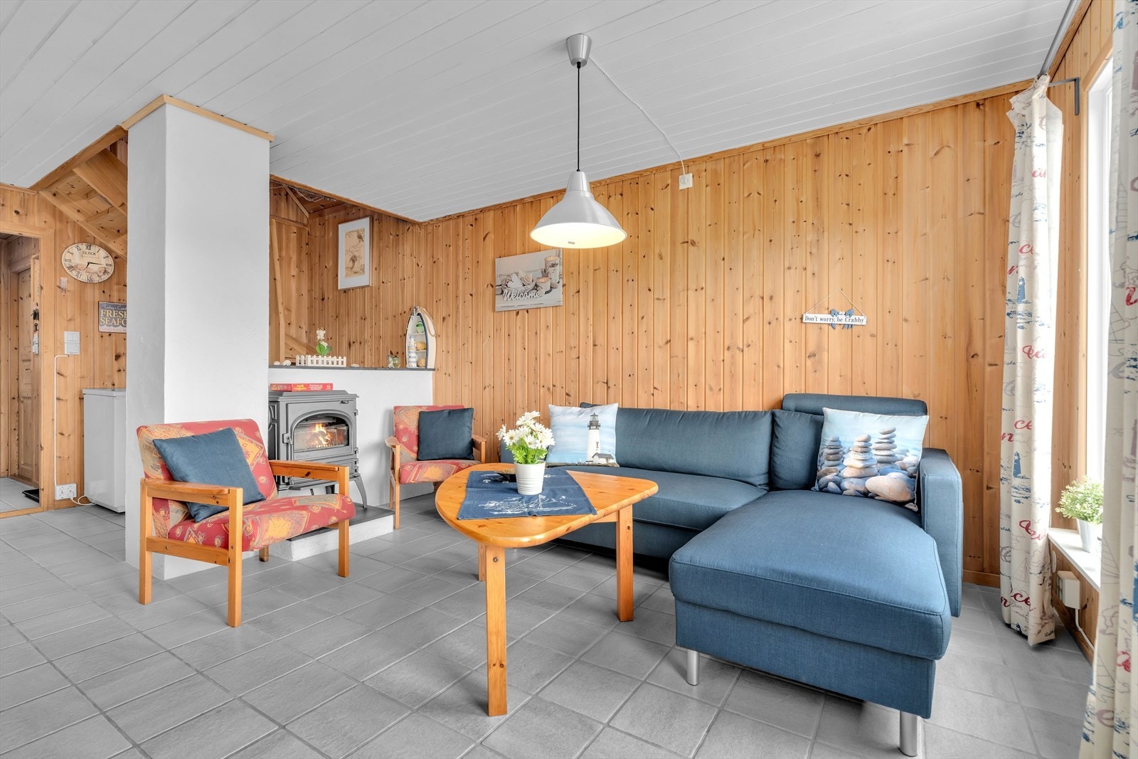 Fra stuen er det direkte utgang til en sørvendt, skiferbelagt terrasse. Galleribilde