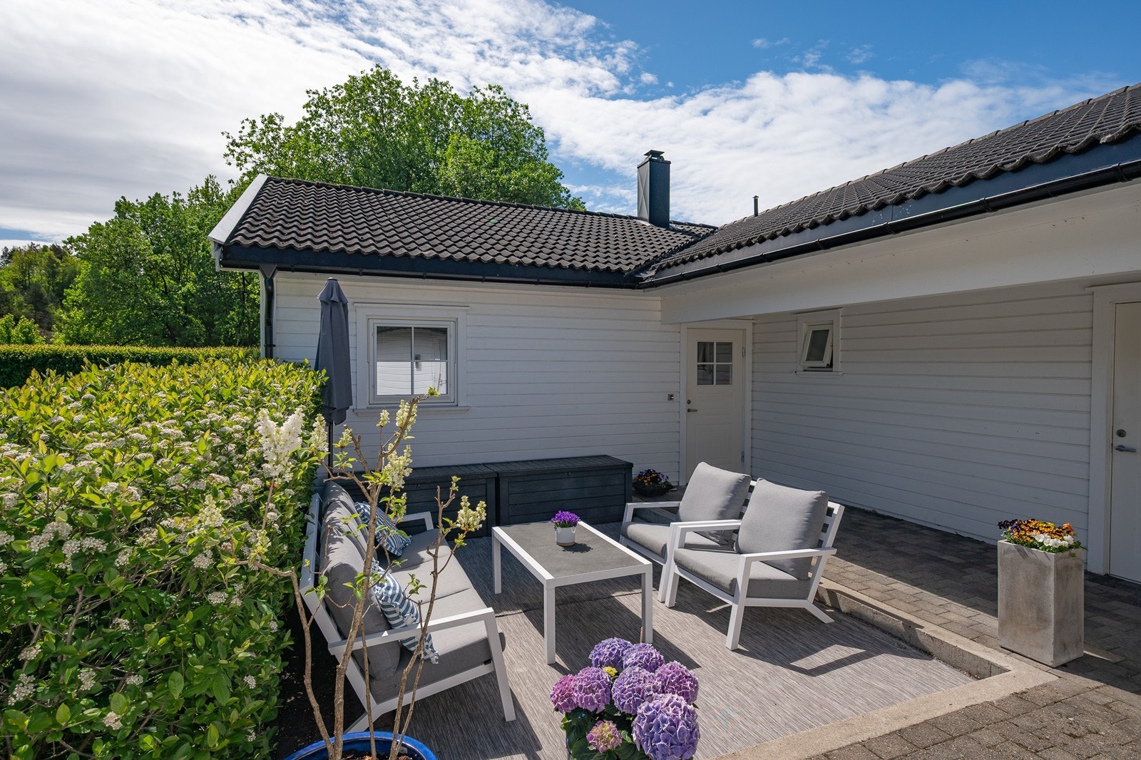 Nedsenket, lun uteplass ved inngangsparti Galleribilde