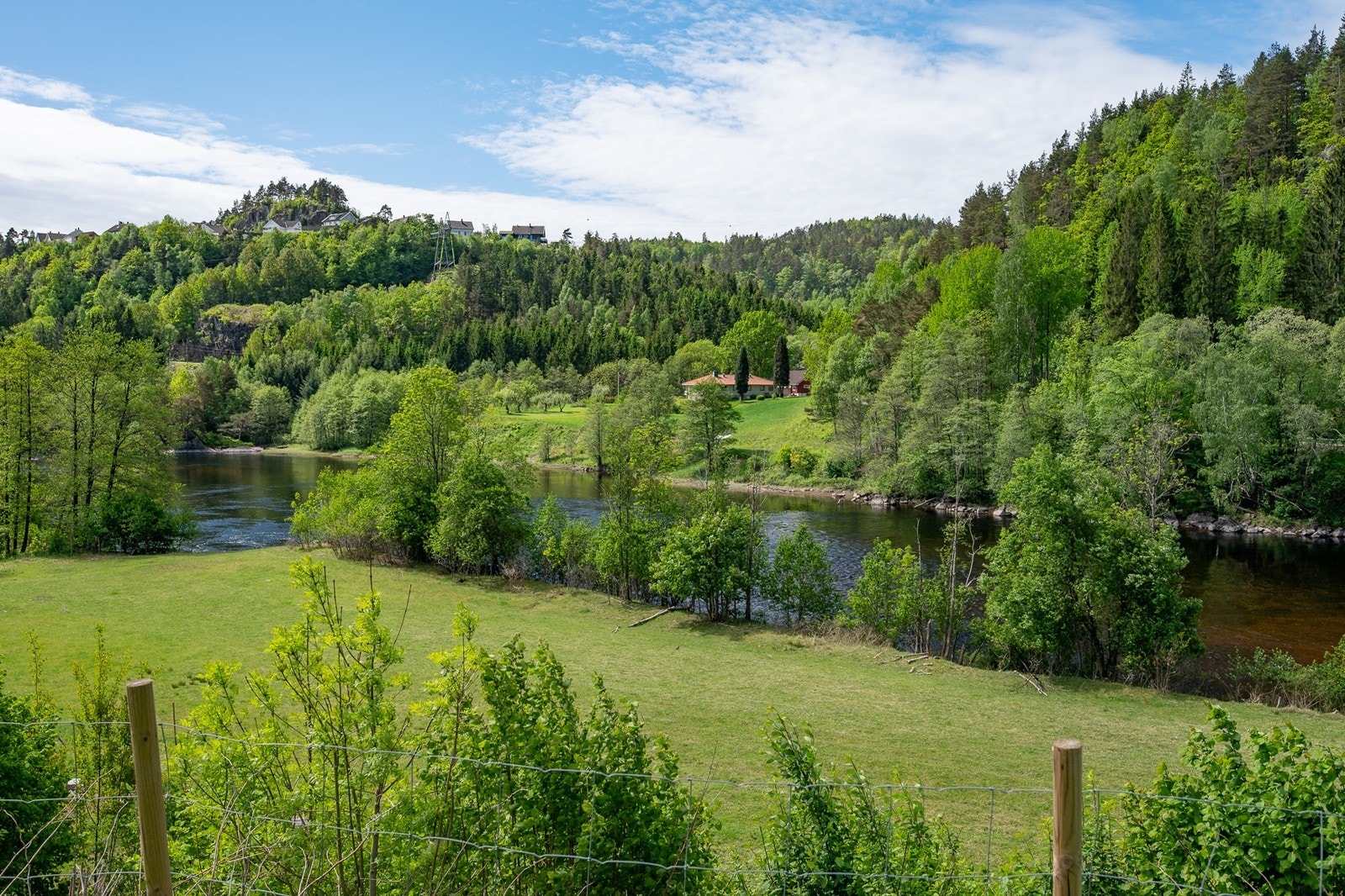 Omtrent 200 meter til fiske- og badeplass langs elva Galleribilde
