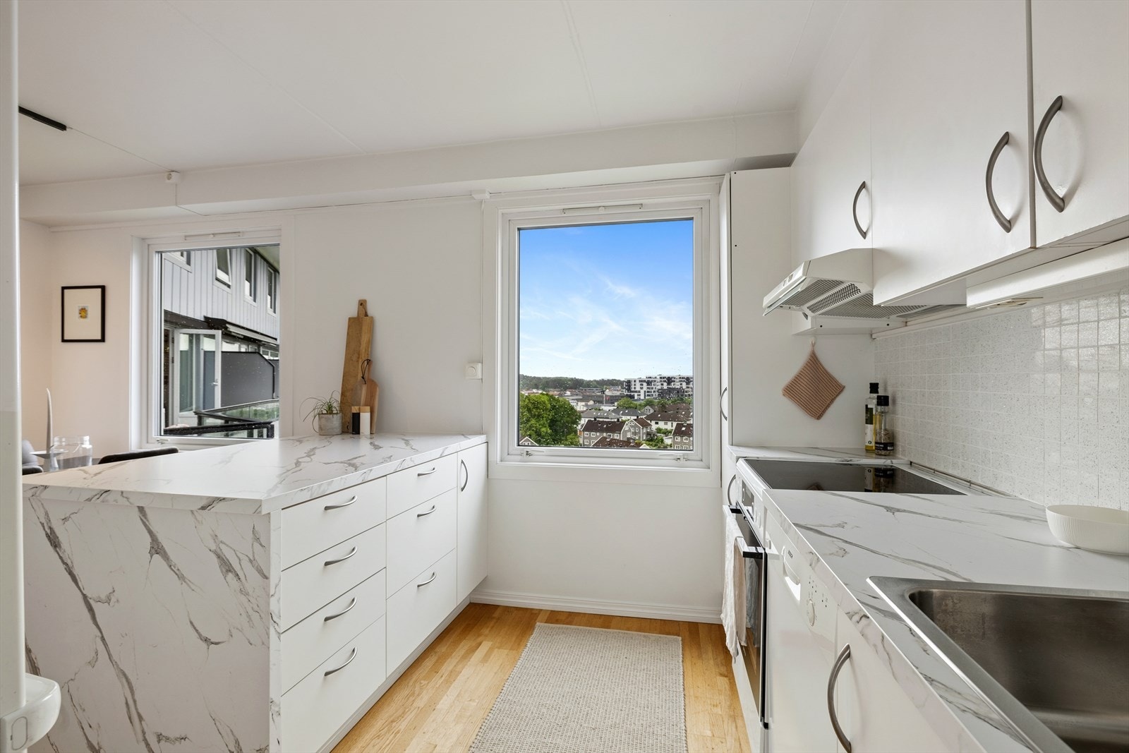 Kjøkkenet har store vinduflater som gir gode lysforhold. Her får du også inn morgensol gjennom vinduene. Perfekt til morgenkaffen Galleribilde