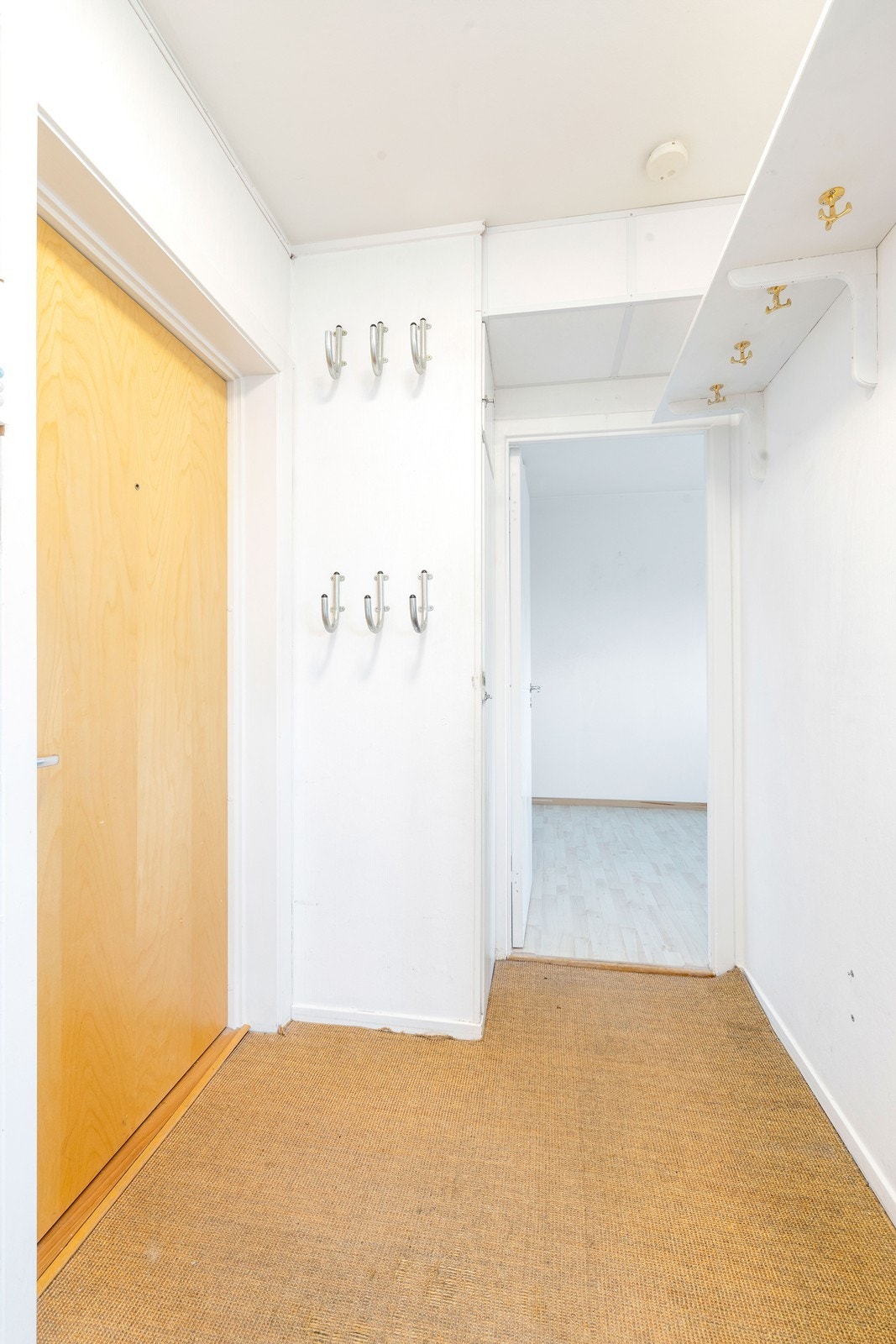 Leiligheten framstår med behov for oppgradering av overflater. Galleribilde