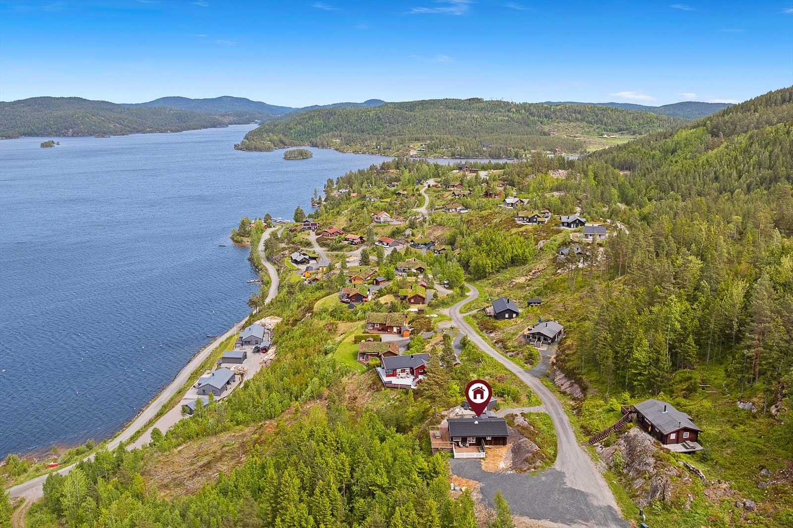 Denne flotte fritidsboligen ligger i naturskjønne omgivelser nær ferskvannet Vegår, som egner seg perfekt til bading, padling, vannsport, fisking etc. Galleribilde