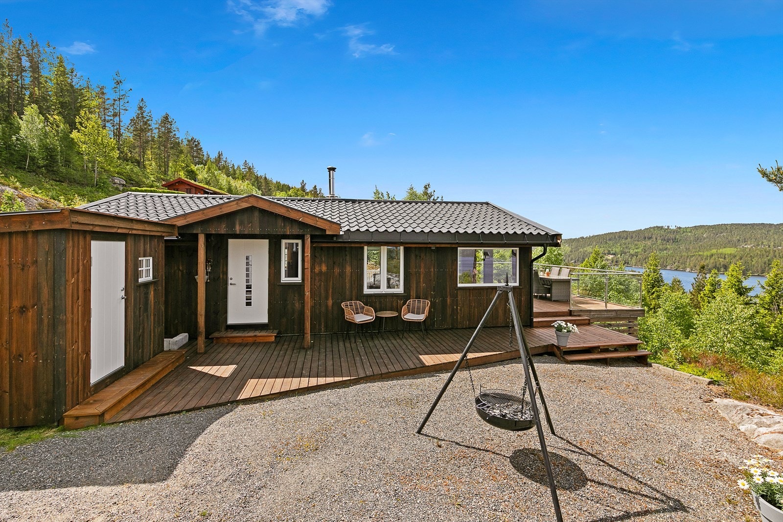 Det er laget hyggelige soner rundt hytta, og du kan flytte deg med solen. Galleribilde