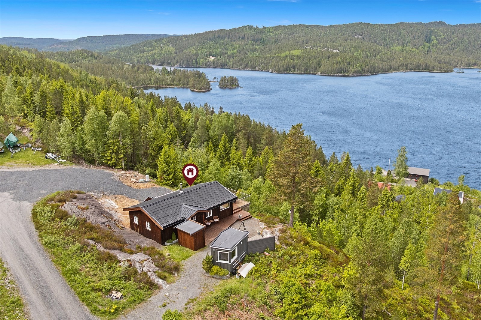 Det er ca. 33 km til E-18 og Brokelandsheia hvor det finnes en rekke butikker og servicetilbud som bank, post, apotek, vinmonopol, dagligvareforretning, sportsbutikk, dyrehage, kafe m.m. Galleribilde