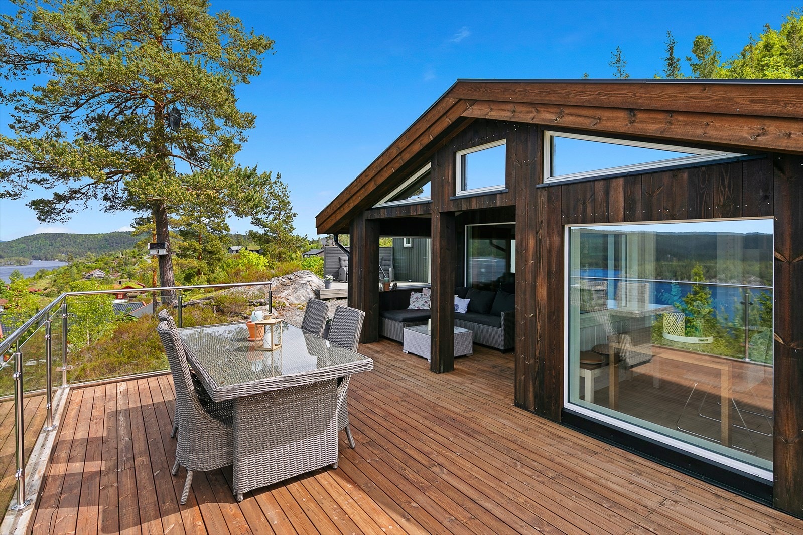 Hytta ligger nordvendt og har sol fra tidlig morgen til sen kveld sommerstid. Galleribilde