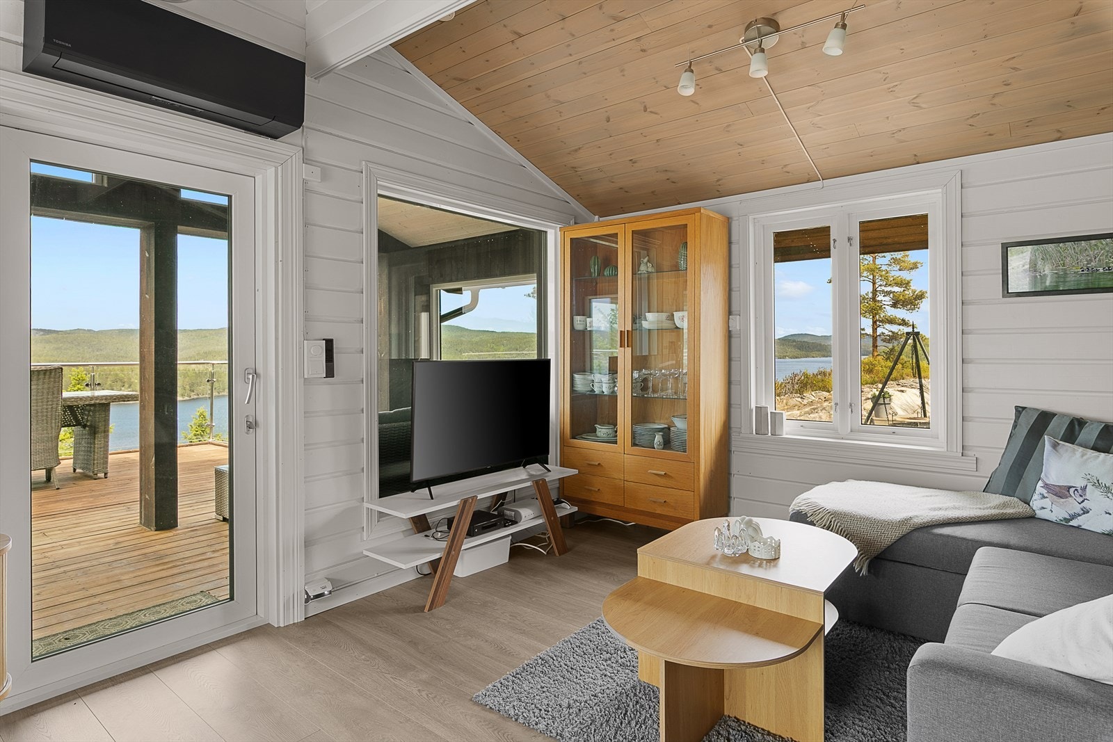 Fra stuen er det utgang til veranda og terrasser hvor man kan nyte solen fra morgen til kveld, samt den flotte utsikten over vannet. Galleribilde