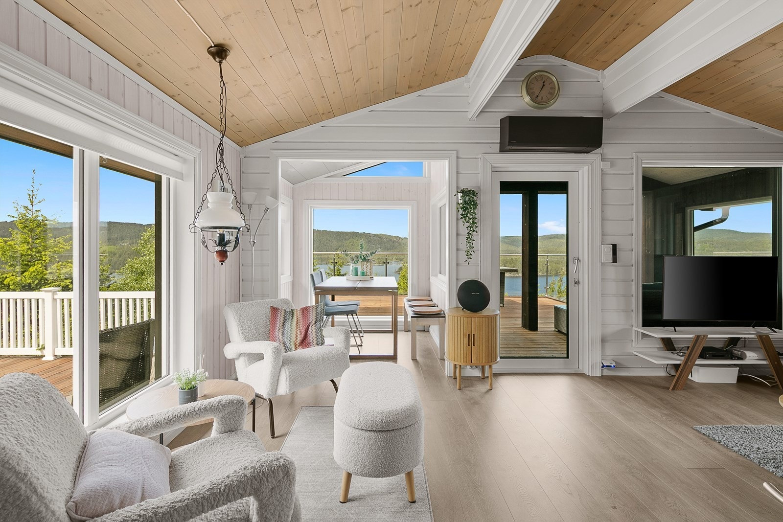 Stuen fremstår lys og innbydende med fantastisk utsikt utover Vegår. Galleribilde