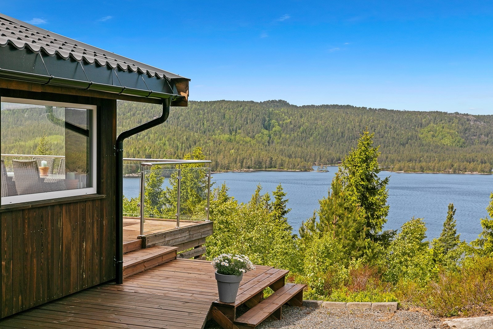 Fra hytta er det kun 5 minutter gange til ferskvannet, hvor det ligger en flott sandstrand som tilhører hyttene i området. Her er det også muligheter for båtplass. Galleribilde