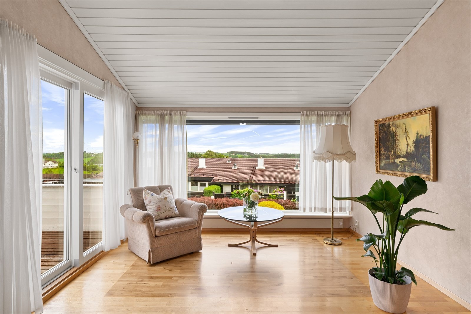 Utgang til balkongen fra stue (vegghengt lampet bak lenestol medfølger ikke i handelen) Galleribilde