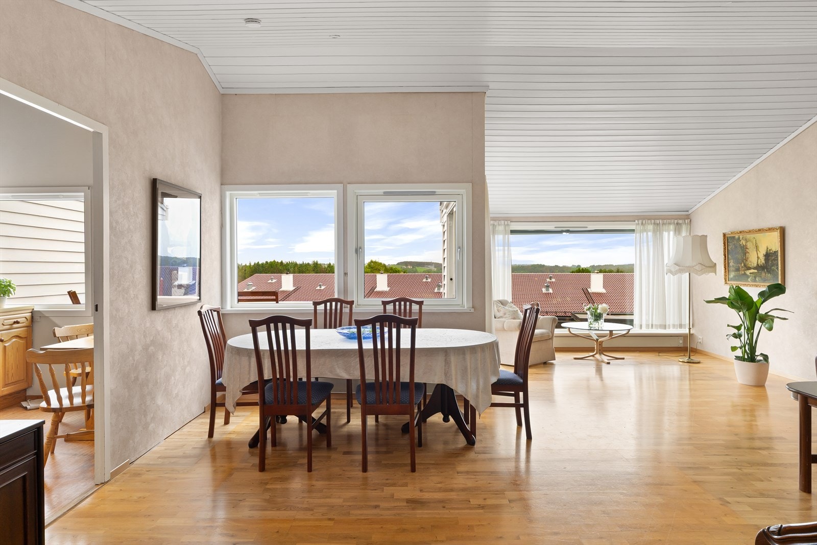 Stue med plass til både spisebord og sofagruppe Galleribilde