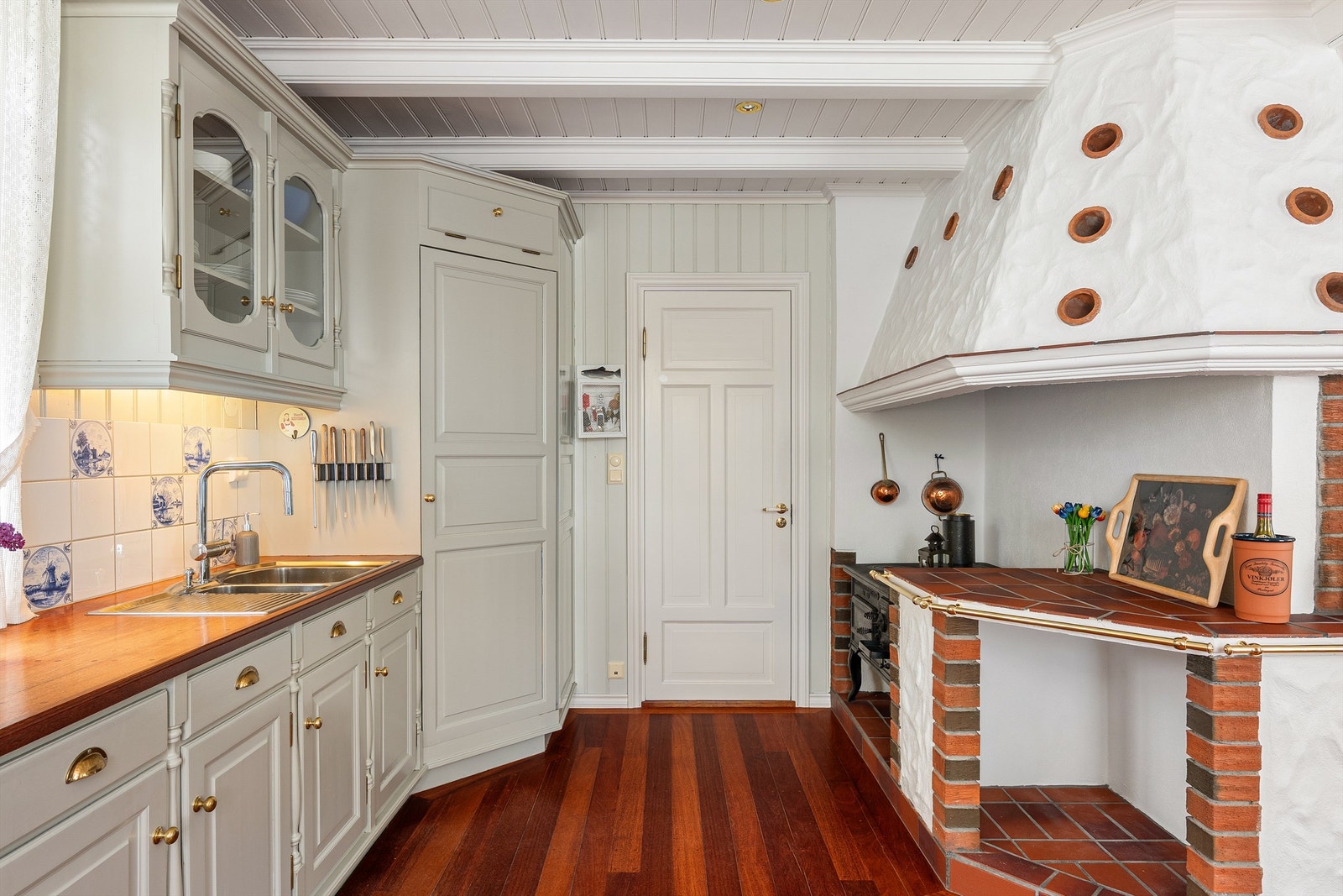 Blant kjøkkenets hvitevarer inngår et romslig Norcool kjølehjørne. Øvrige hvitevarer er fra Siemens og Electrolux. Galleribilde